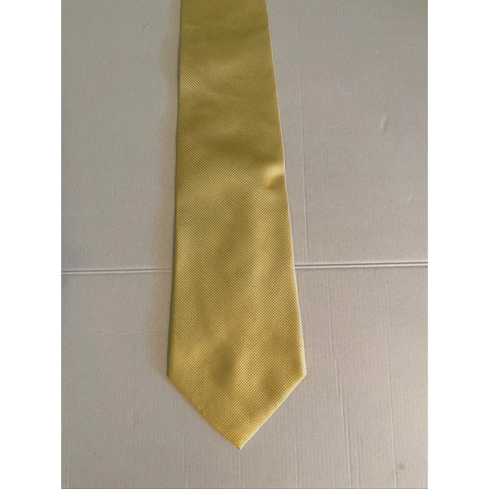 Geoffrey Beene Mens Yellow Silk Necktie Stain Resistant Micro Grid Textured Tie